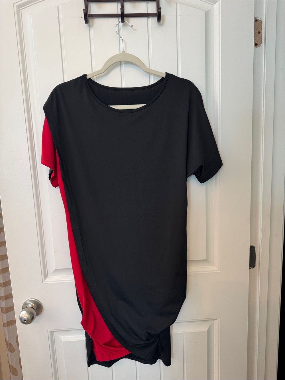Black & Red Women's Twist-Hem Tunic Top